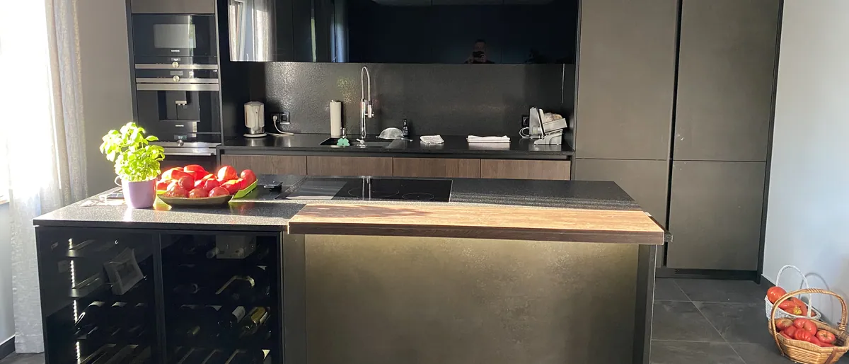 Wyspa kuchenna z blatem z kamienia, drewnianą półką i winiarką — realizacja AR-TEAM